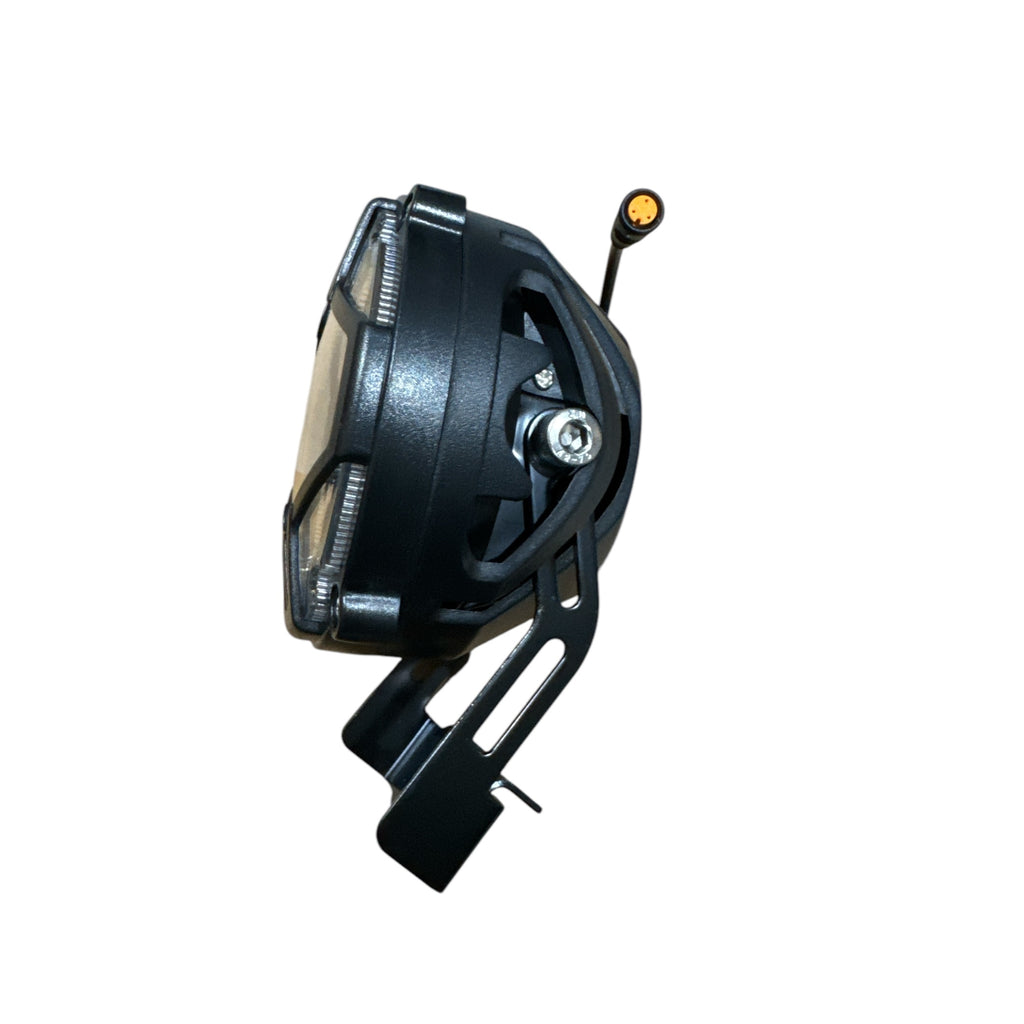 Heldere LED-koplamp voor Ouxi Q8 fatbike, ontworpen voor uitstekende zichtbaarheid en veilige nachtelijke ritten.